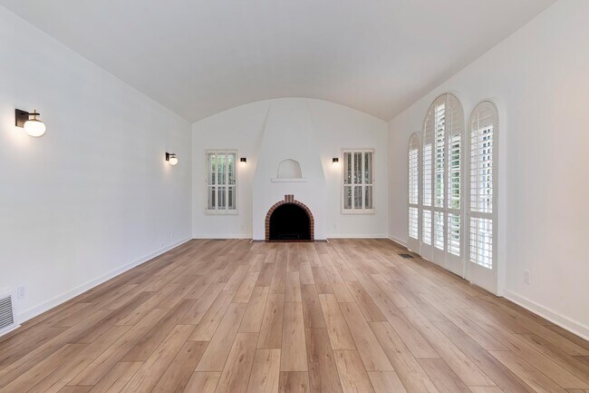 Huge living room - 119 N Almont Dr