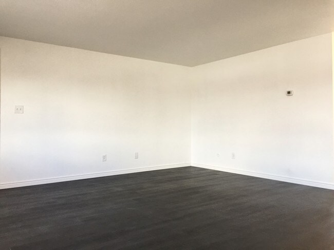 Building Photo - Beautiful 2 Bedroom Apartment