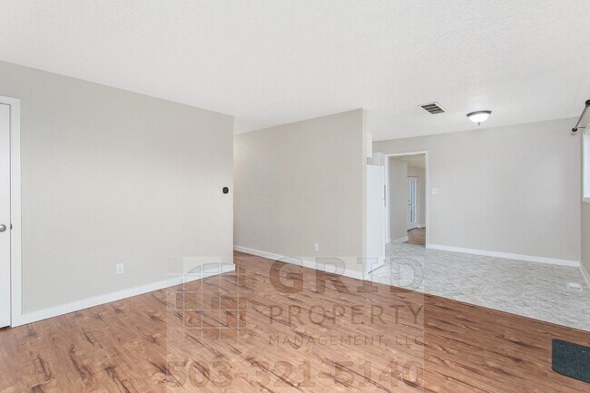 Foto del edificio - 3+ Bedroom House w/ Large Backyard - Southeast Portland!