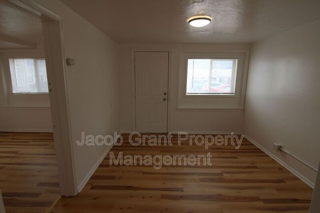 Building Photo - 4719 Yellowstone Ave