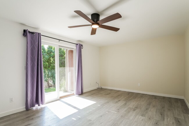 Foto del edificio - Spacious 2-Bedroom Condo in Prime Edmonds Location