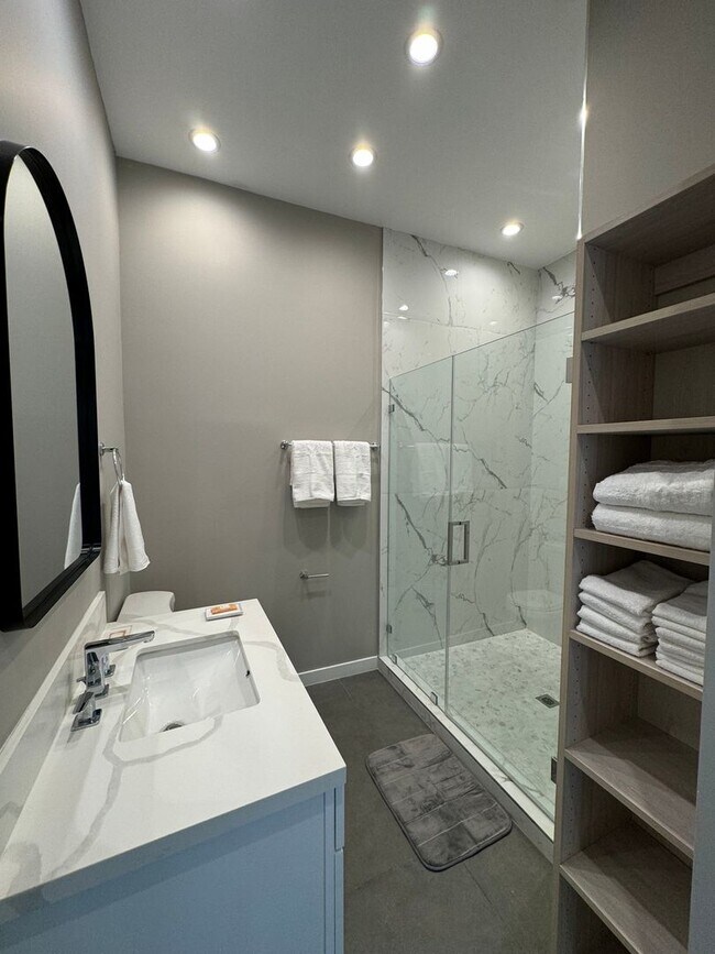 Building Photo - 3 Bedroom Townhome in Los Angeles