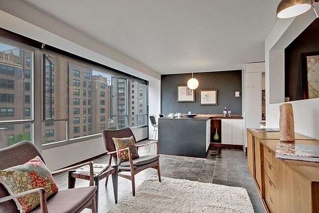 Foto del edificio - Sutton Place Condo in the heart of first hill
