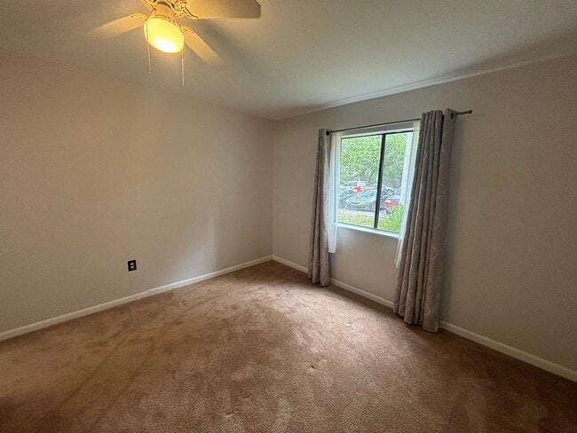 Building Photo - Newly renovated FIRST floor 2/2 - Will go fast