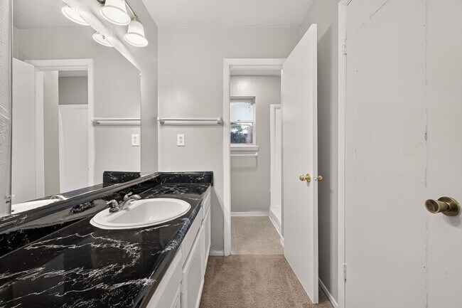 Foto del edificio - 24050 Spring Briar Ln
