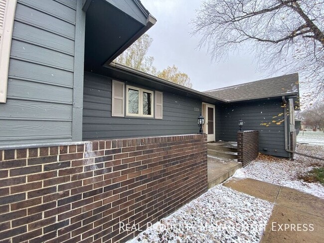 Building Photo - Spacious 4 bedroom 3 bathroom