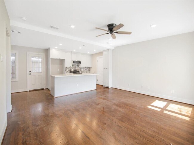 Building Photo - 4713 De Milo Dr