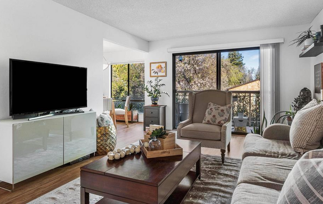 Foto del edificio - 480 N Civic Dr