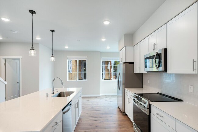 Building Photo - 4 Bedroom townhome is Kenmore Community