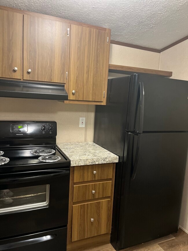 Kitchen - 811 Pointview Ct