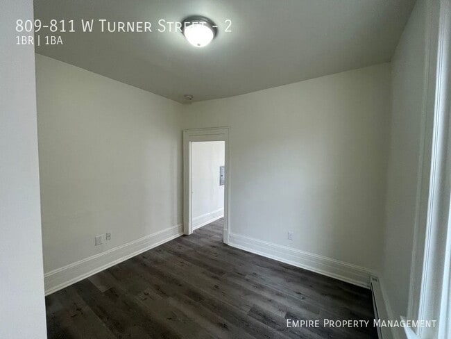 Building Photo - 2nd Floor: 1 Bedroom/ 1 Bathroom Apartment...