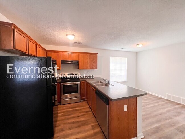 Building Photo - 3 Bed, 2 Bath Home with Garage / Pet-Friendly / Coming Soon!