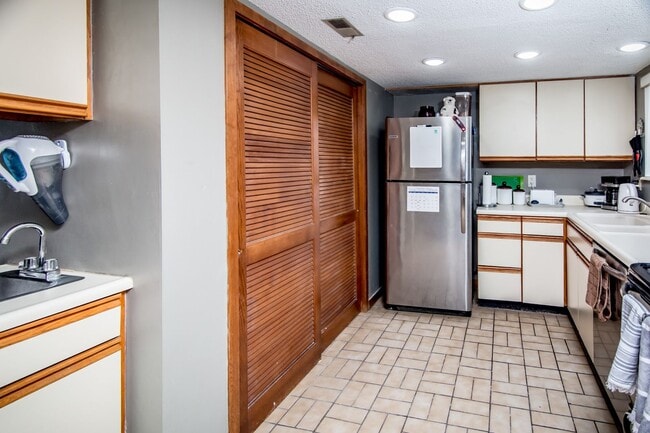 Building Photo - 2 Bed & 2 Bath Condo