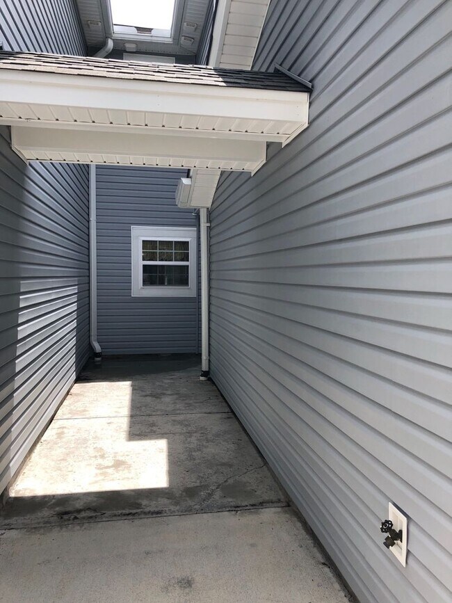Foto del edificio - Move in Ready Town House in Charleston Park!