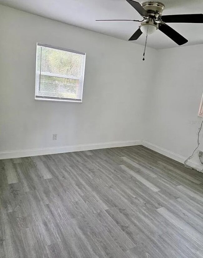 Foto del edificio - 2 bed 1 bath 2-plex with 850 sf. Off MLK (...