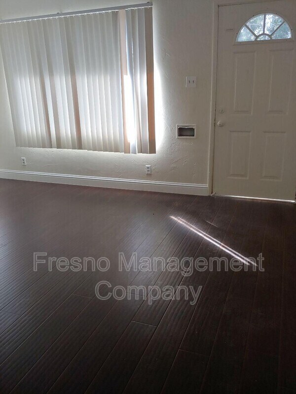 Foto del edificio - 2425 E Terrace Ave