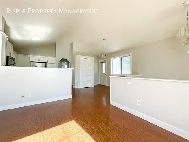 Photo du bâtiment - Modern 2 Beds, 1 Baths Main Floor/ Upper |...