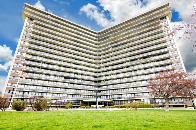 Photo du bâtiment - Applewood Towers Apartments