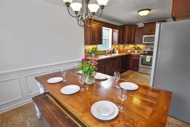 Building Photo - Pet Friendly Three Bedroom with Bonus!