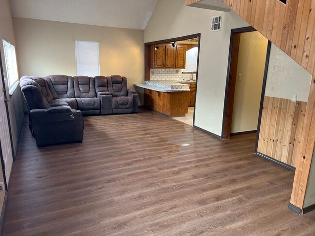 Building Photo - Unique & Charming 2 Bedroom 1 bathroom