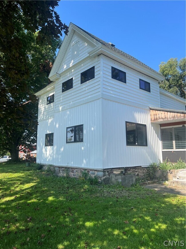 Foto del edificio - 34 Lake Shore Rd
