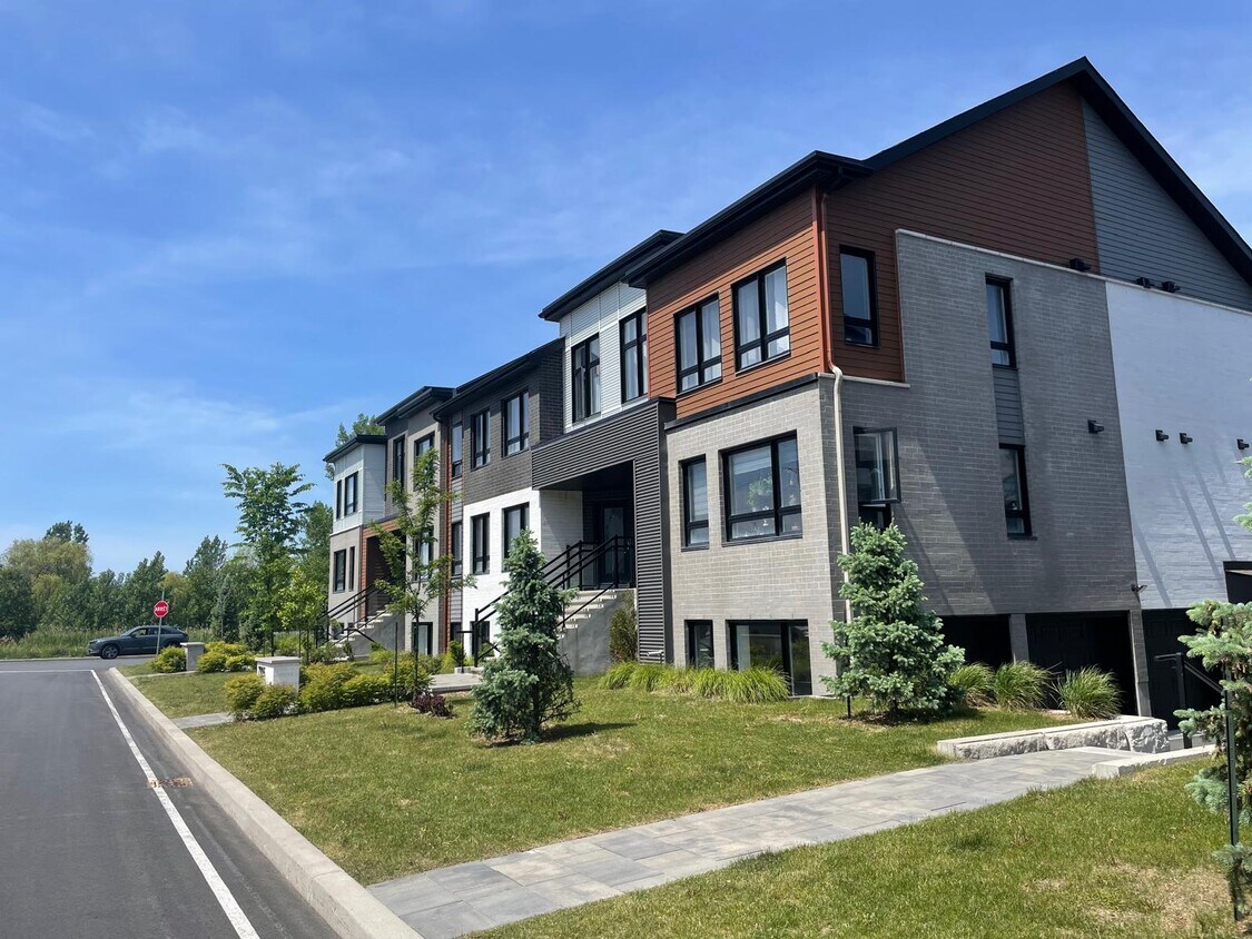 7305 De Chambéry Rue Unit 2, Brossard, QC J4Z 0N8 Condo for Rent in