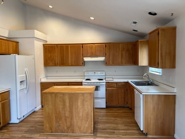 Building Photo - SINGLE FAMILY HOME W/ FENCED YARD/ DOUBLE ...