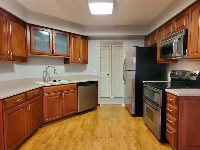 Foto del edificio - 325 Satinwood Ct S