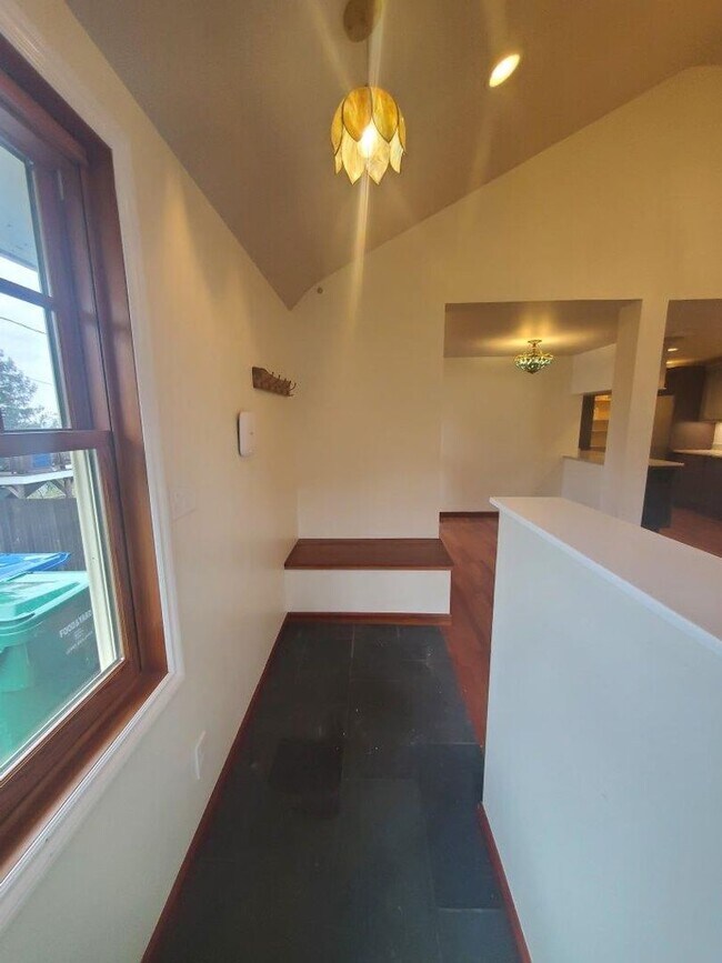 Foto del edificio - Newly remodeled with quality and comfort throughout.