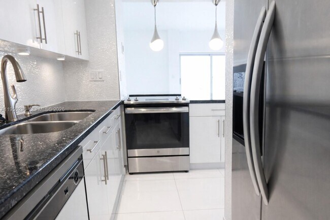 Foto del edificio - 880 NE 69th St