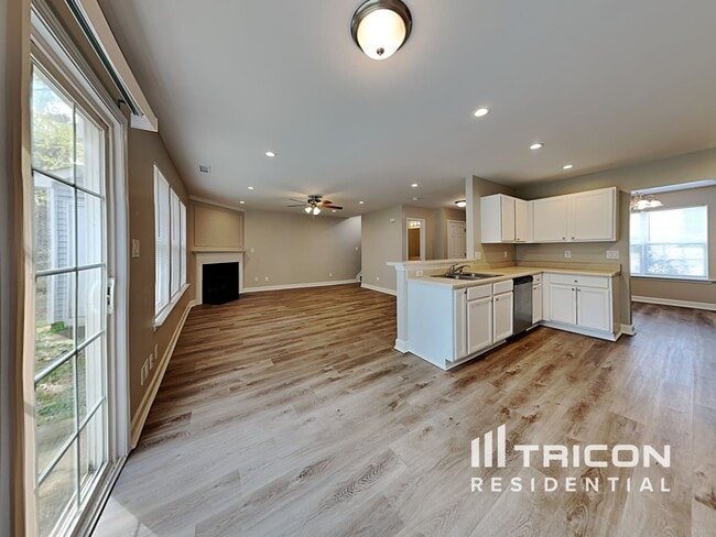 Building Photo - 4424 River Edge Dr