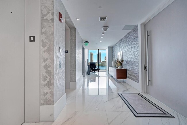 Building Photo - 5000 Island Estates Dr
