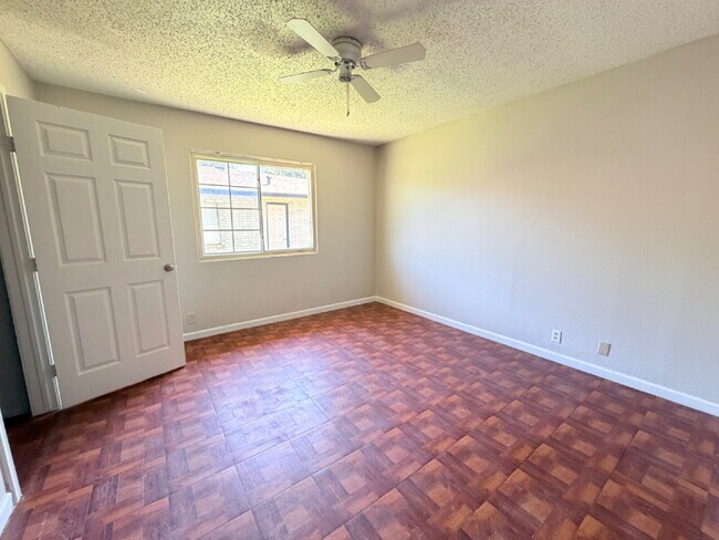 Foto del edificio - Fouplex 2 bedroom unit ready to move in in Castle Hill!