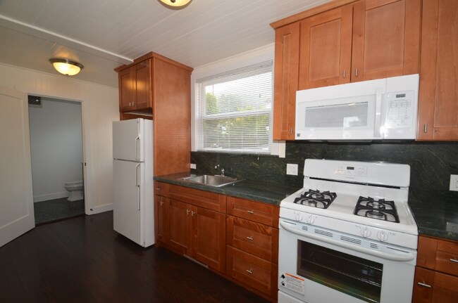 Foto del edificio - Adorable 2 Bedroom Cottage Style home minu...