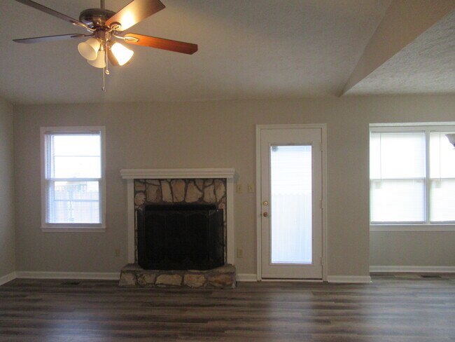 Foto del edificio - 6816 Torrance Ln