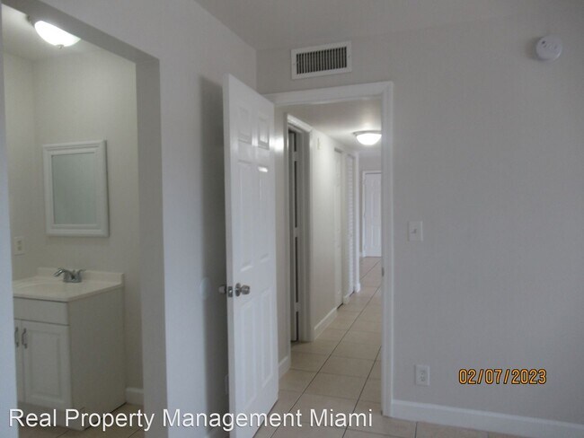 Building Photo - 2 br, 2 bath House - 2830 NW 55th Ave 2B