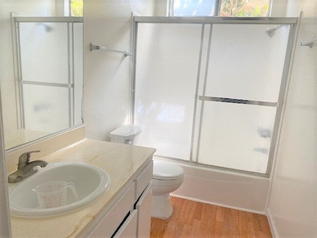 Building Photo - Charming 1-Bedroom Apartment Located in Va...