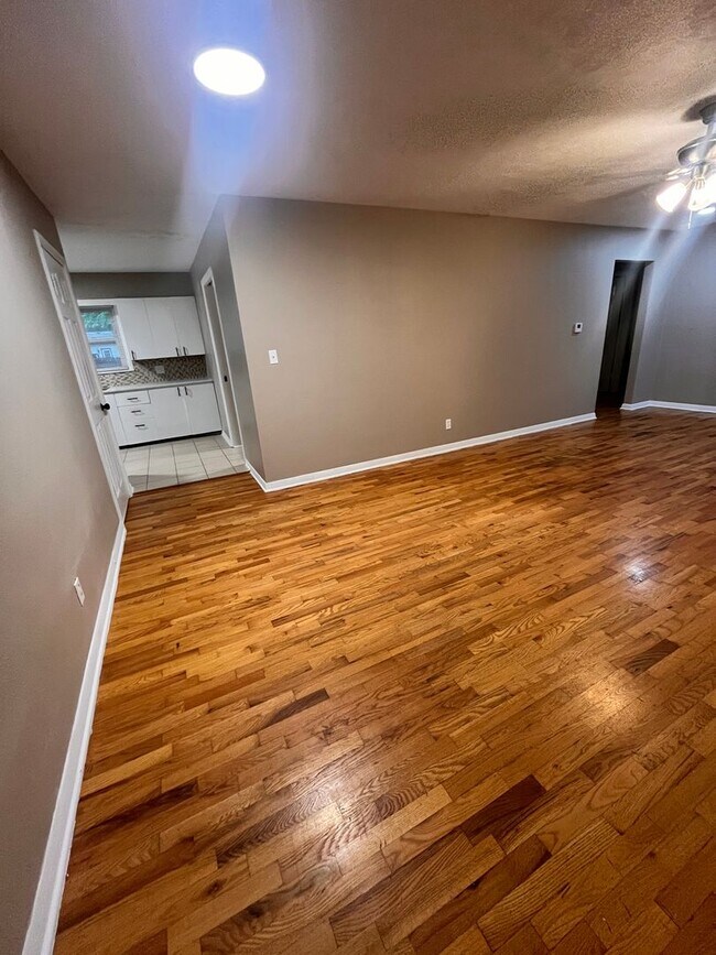 Building Photo - 3 bedroom 2 bathroom located near MSU