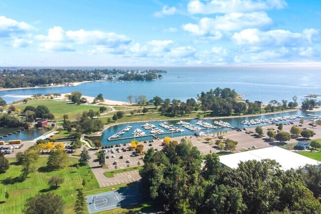 Foto del edificio - 930 Cove Rd