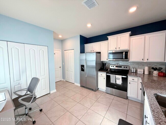 Building Photo - 33 Summer Daze Dr