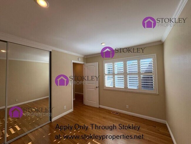 Foto del edificio - 323 Thistle Cir