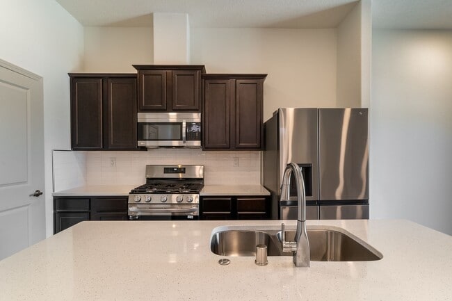 Building Photo - 3 Bedroom Santa Fe Townhouse