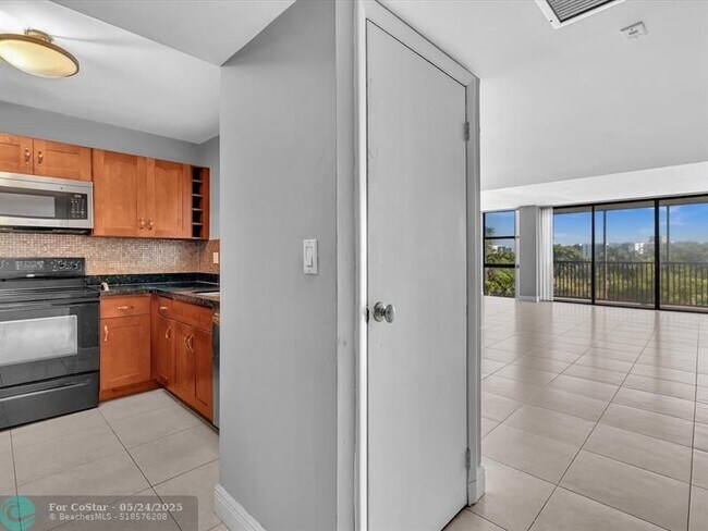Foto del edificio - 20379 W Country Club Dr