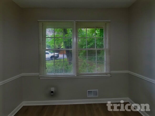 Building Photo - 887 Sheppard Way