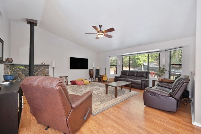 Building Photo - FOR RENT: Cozy Foresthill 3 bedroom 2 bath.