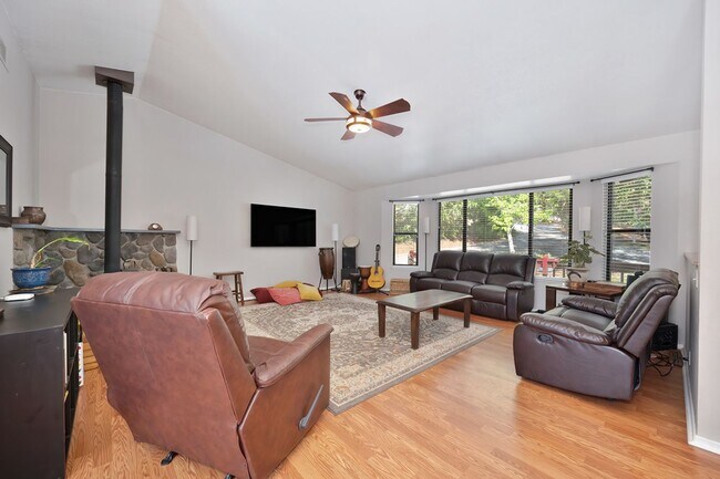 Foto del edificio - FOR RENT: Cozy Foresthill 3 bedroom 2 bath.