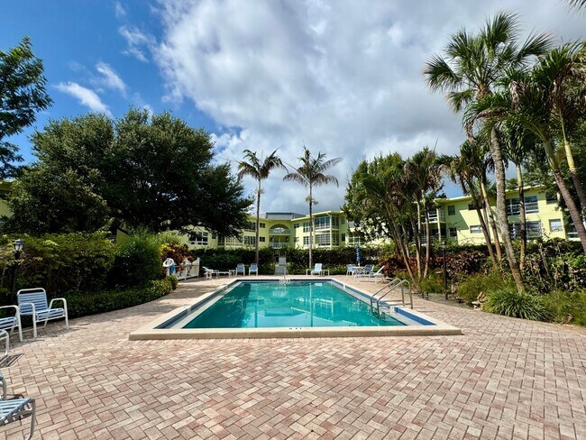 Foto del edificio - Fully Furnished 2 bedroom/ 2 bath with tranquil views