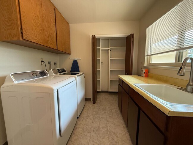 Building Photo - Fantastic 3 bedroom 2 bath Home in Montere...