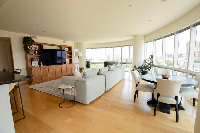 Foto del edificio - 545 E Wells St