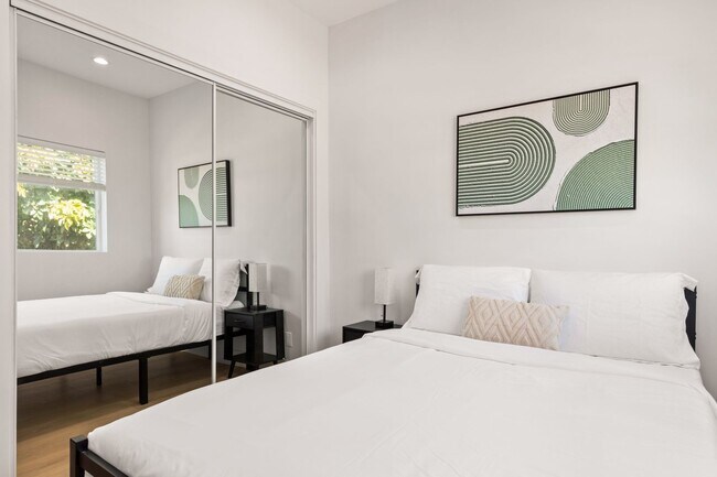 Foto del edificio - A 3 Bedroom apartment with ensuite bathrooms, common areas and a fully functional kitchen at 1736...